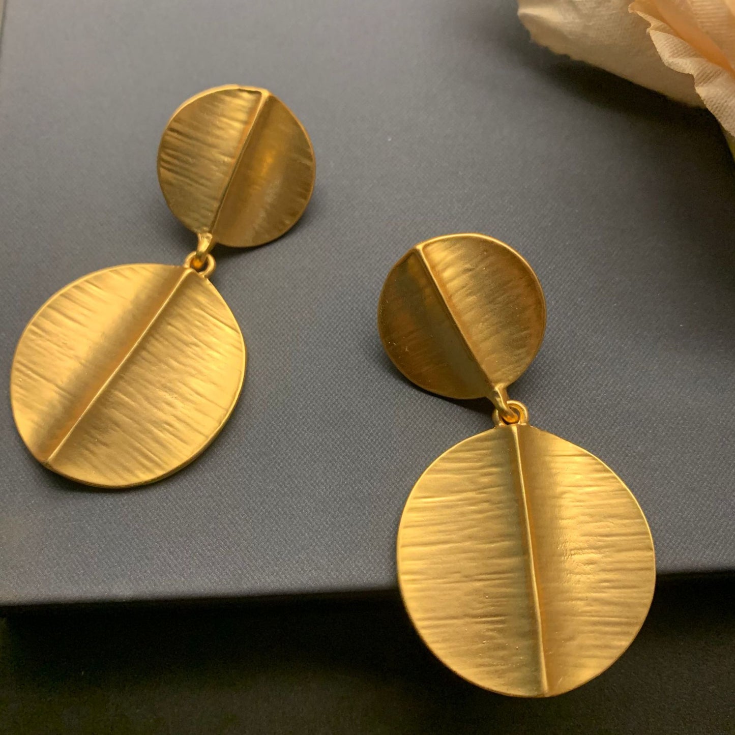 French retro oval alloy earrings