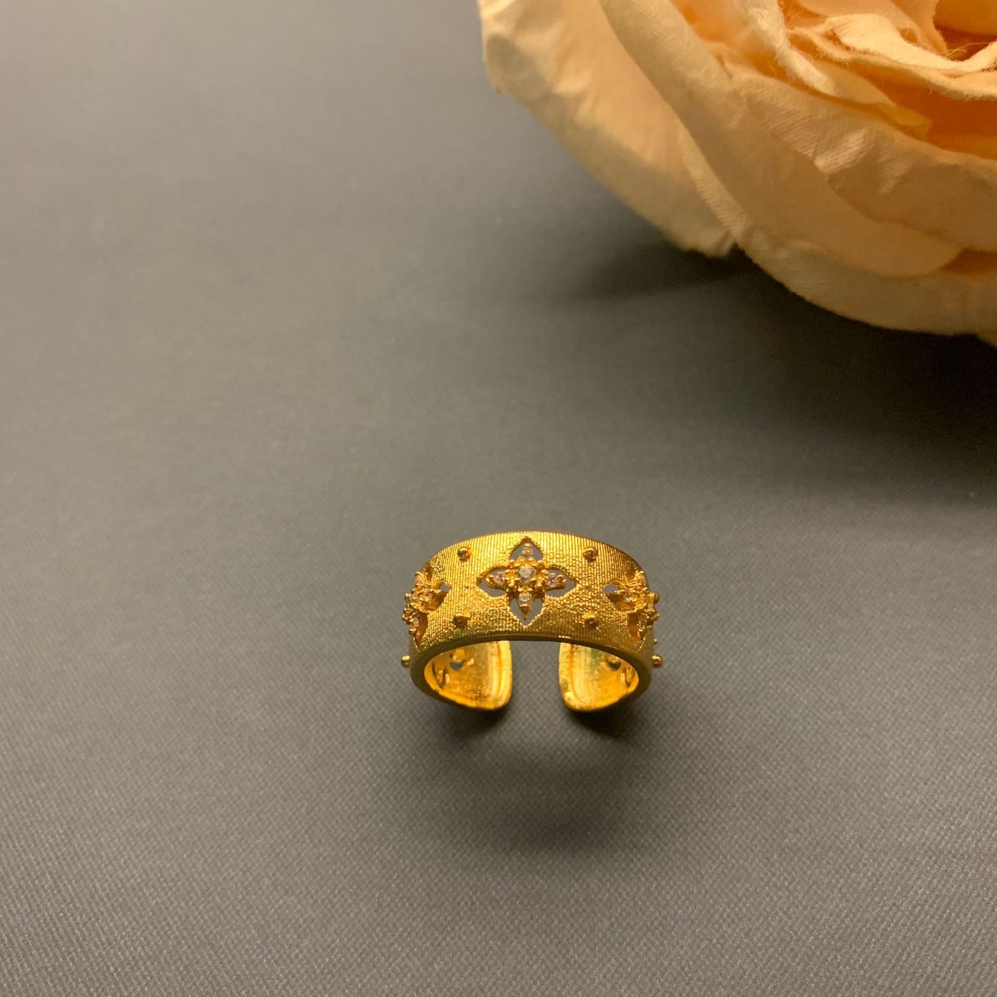 Vintage gold flower carving open ring