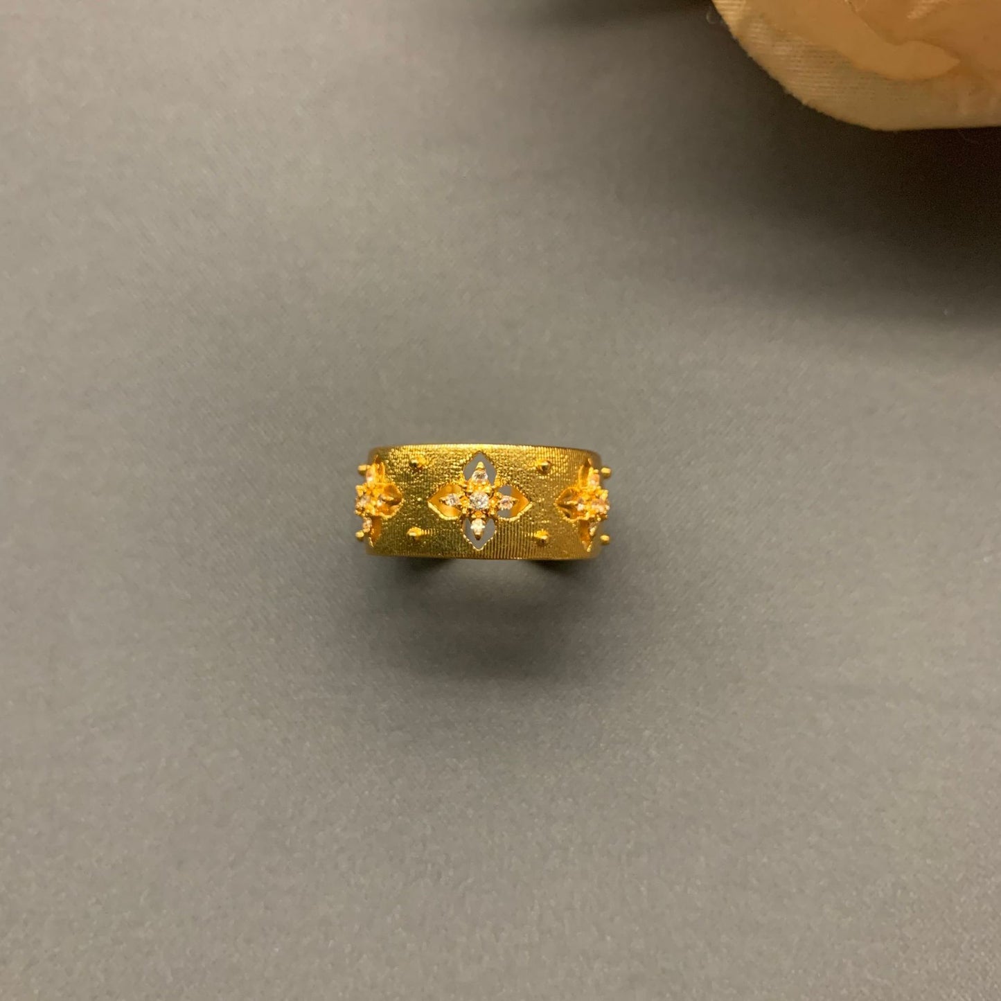 Vintage gold flower carving open ring