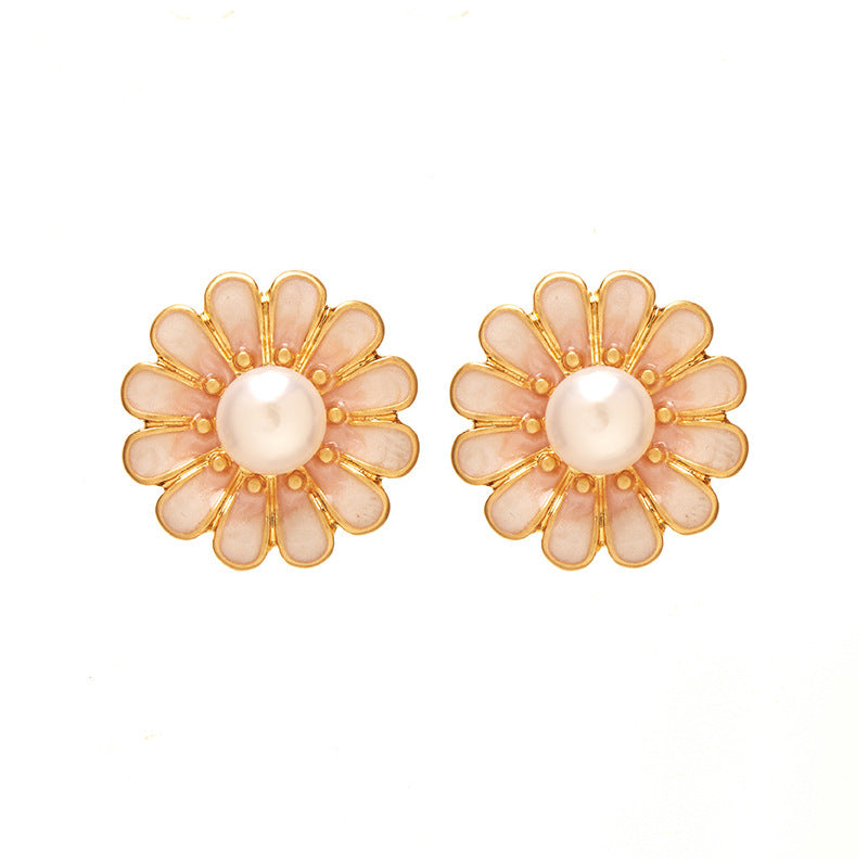 Flower-shaped gold-rimmed pearl stud earrings