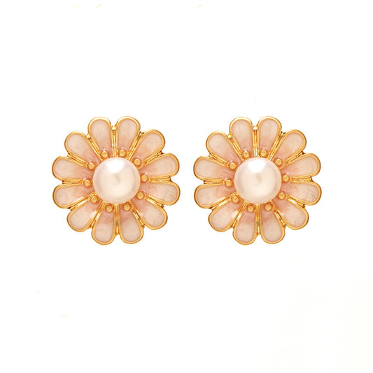 Flower-shaped gold-rimmed pearl stud earrings